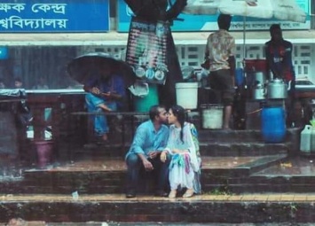В Бангладеше фотографа информагентства уволили и избили за снимок целующейся пары