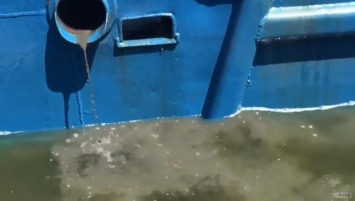 В разгар пляжного сезона судно Berill снова загрязняет воды Очакова: экологов не пустили на борт