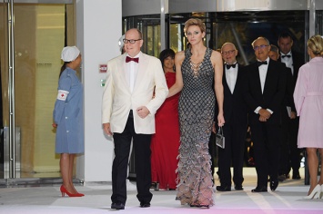 Княгиня Монако Шарлен поразила всех невероятным платьем от Versace