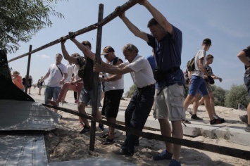 В Киеве на Осокорках противники застройки подрались с полицией, есть задержанные