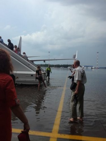 «К трапу босиком»: В аэропорту Пулково затопило взлетную полосу