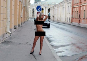 В Красноярске две голые девушки вышли гулять под дождем