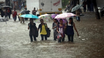 Индию заливает - в результате наводнения, вызванного ливнями, погибло 37 человек