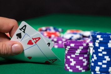 На Полтавщине прокурора наказали за игру в покер в подпольном казино