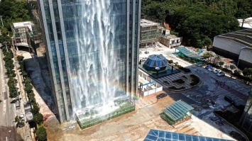 В Китае построили небоскреб со стометровым водопадом
