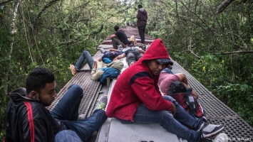 На "поезде смерти" - в новую жизнь: как мигранты пытаются попасть в США