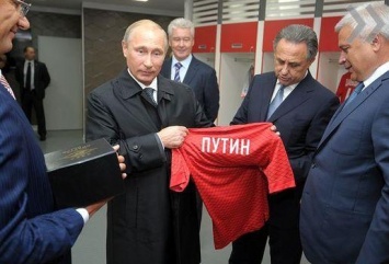 Путин присвоил футболистам сборной России звания заслуженных мастеров спорта. Другие спортсмены обидились