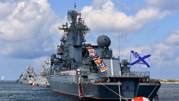 Морской "бой" и "вальс" буксиров: Севастополь празднует День ВМФ