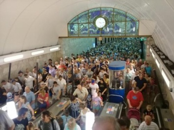 В метро Петербурга образовалась давка из-за празднования Дня ВМФ России