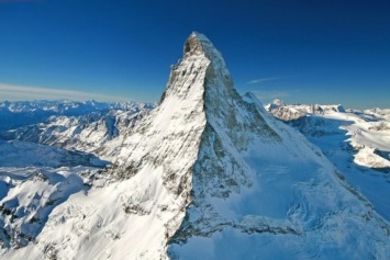 Самолет врезался в вершину горы в Швейцарских Альпах, погибли люди