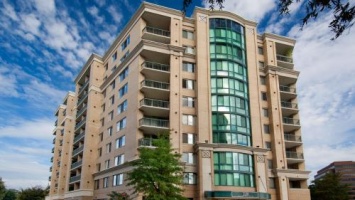 В Омске заметно упали цены на элитное жилье