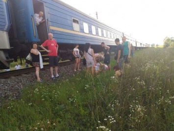 Поезд, который снес легковушку, никак не доедет до Бердянска