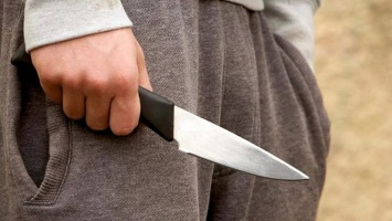 Молодой парень изрезал ножом отца с мачехой