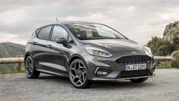 Видео: новый Ford Fiesta ST сравнили в дрэге с прошлым поколением