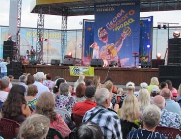 Сотни любителей музыки собрались в воскресенье на приморской площади, где проходил фестиваль «Песни морского города»