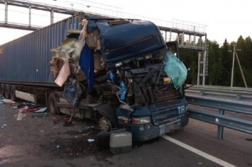 Два водителя пострадали в ДТП с фурами на трассе в Тверской области