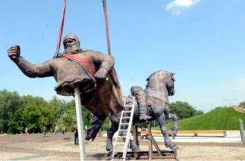 В Киеве устанавливают памятник спорному богатырю из народных сказок