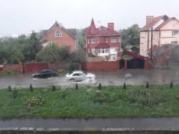 В Хмельницком бушевал мощный ураган: повалены деревья и затоплены улицы (фото)