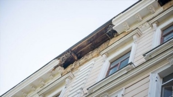 В Одессе вновь сыпятся карнизы зданий (ФОТО)