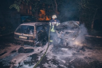 В Киеве на Русановке в масштабном пожаре сгорели две машины