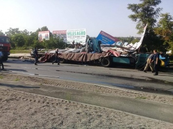 В Первомайске фура перевернулась и врезалась в дом: погиб пешеход