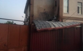 В Днепре загорелся легковой автомобиль: пожар перекинулся на дом