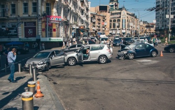 В Киеве столкнулись три авто, одно загорелось