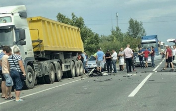 Под Ужгородом автомобиль въехал в зерновоз