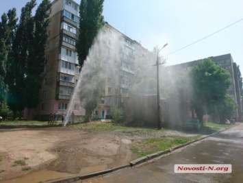 В николаевском дворе прорвало водопровод и вода бьет ключем на 6 метров