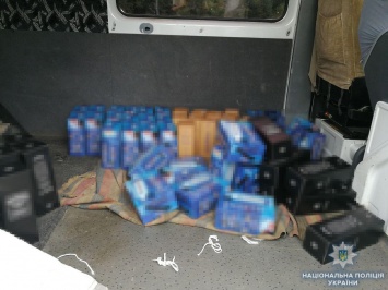 В Одесской области полиция задержала микроавтобус с контрабандой. Фото