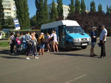 В Николаеве Укртрансбезопасность и патрульные «сняли» группу детей с автобуса нелегального перевозчика и отправили в Рыбаковку на легальном