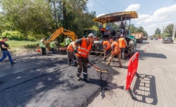 В Днепре ремонтируют дорогу и дождеприемники на улице Березинской