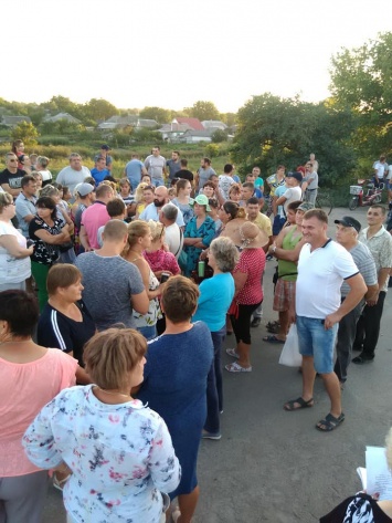 На Николаевщине жители села перекрыли дорогу, требуя обещанного ремонта трассы