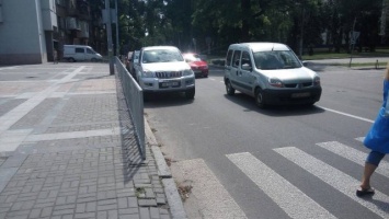 «Паркуюсь как осел»: мастер парковки на пешеходном переходе Днепра (Фото)