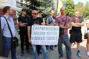 Активисты «Руха новых сил» устроили политические акции в Николаеве из-за «избиения» участковым директора торгового лицея Жовтоножко