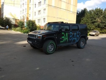 В Туле Hummer разрисовали баллончиками в честь дня ВДВ