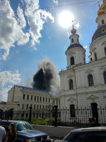 Появились фото и видео масштабного пожара в здании академии в Харькове, построенном в XVIII веке