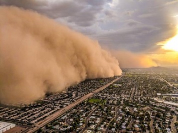 Американец сфотографировал надвигающуюся на город огромную песчаную бурю