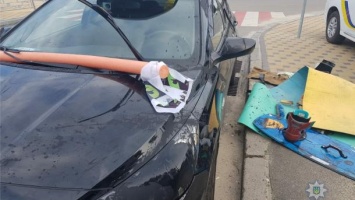 В Киеве парень обливал авто краской и прыгал по ним, потому что "он блоггер"