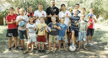 Запорожская детвора сыграла на поле с настоящими футболистами