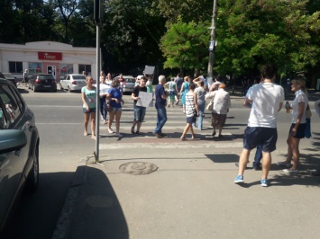 Ужасное состояние межквартального проезда вынудило одесситов выйти на протест