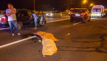 Ночью на Слобожанском проспекте Lexus насмерть сбил мужчину и женщину на виадуке