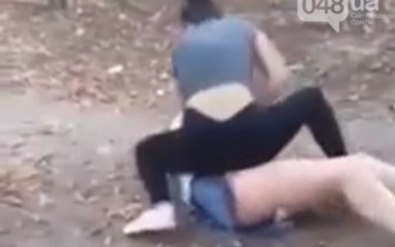 Подростковая жестокость: на Черемушках записали на видео избиение школьницы (ФОТО)