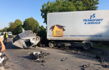 Трассу Киев-Чоп перекрыли после масштабного ДТП. Фото и видео с места страшной аварии