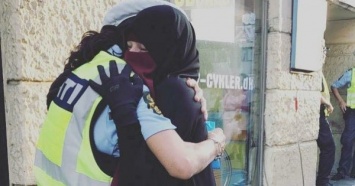 Запрет на хиджаб: фото объятий сотрудницы датской полиции и мусульманки всколыхнуло сеть