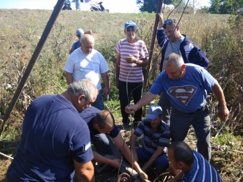Николаевские спасатели вытащили из колодца корову