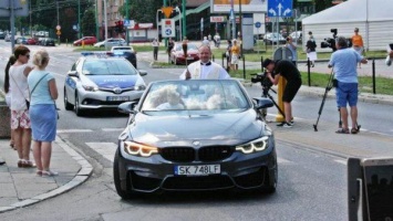 Польский священник благословлял паству из салона кабриолета BMW