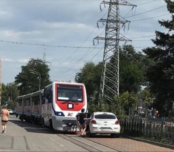 В Ростове поезд сигналил 10 минут, пока автоледи убрала с рельсов машину