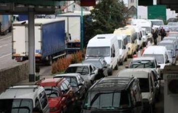 В очередях на границе с Польшей стоят более 400 авто