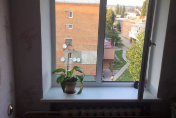 Трехлетний ребенок, играя, выпал из окна пятого этажа в Хмельницком